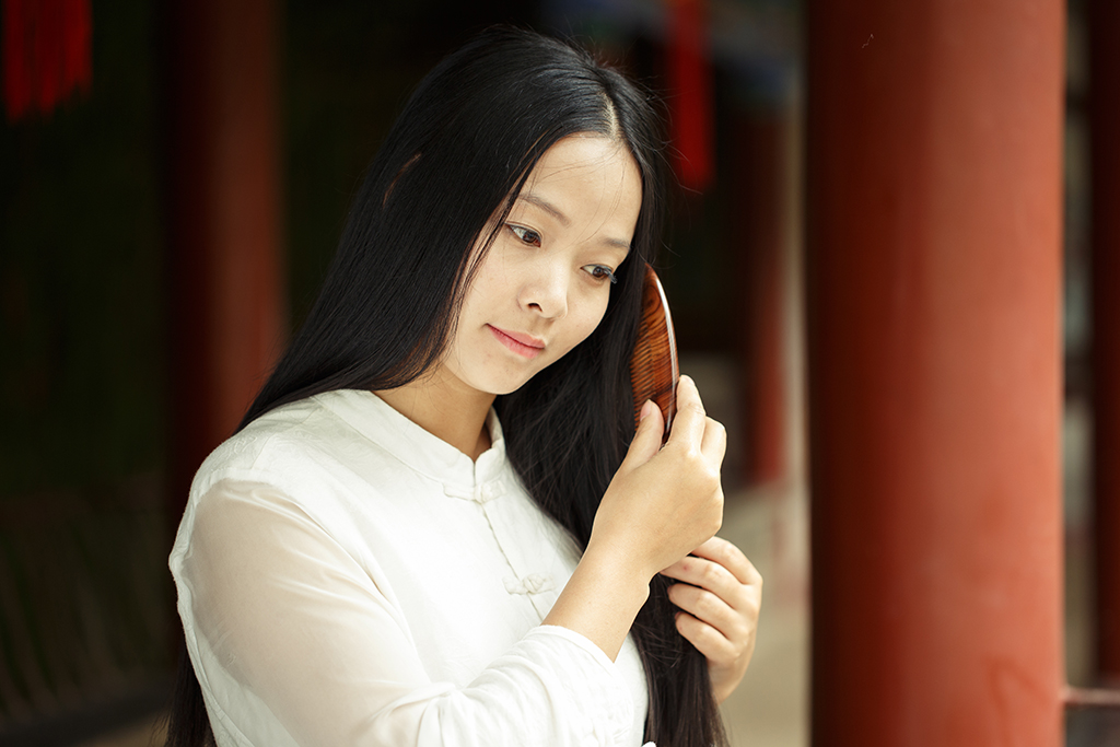 Chomb wooden comb in use �?naturally smooth handcrafted comb